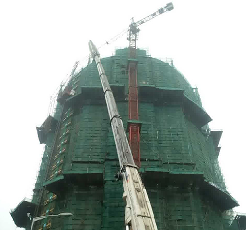 舒城吊车在工地上作业